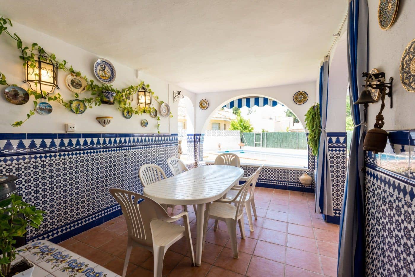 7 Zimmer Villa zu verkaufen in Tomares mit Pool Garage - 690.000 € (Ref: 7763700)