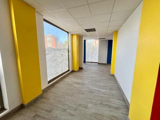 Komercyjne do wynajęcia w Miasto Sewilla - 2 900 € (Ref: 8764302)