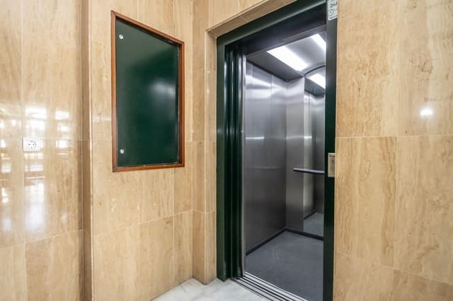 2 soveværelse Lejlighed til salg i Sevilla by med garage - € 330.000 (Ref: 8857155)