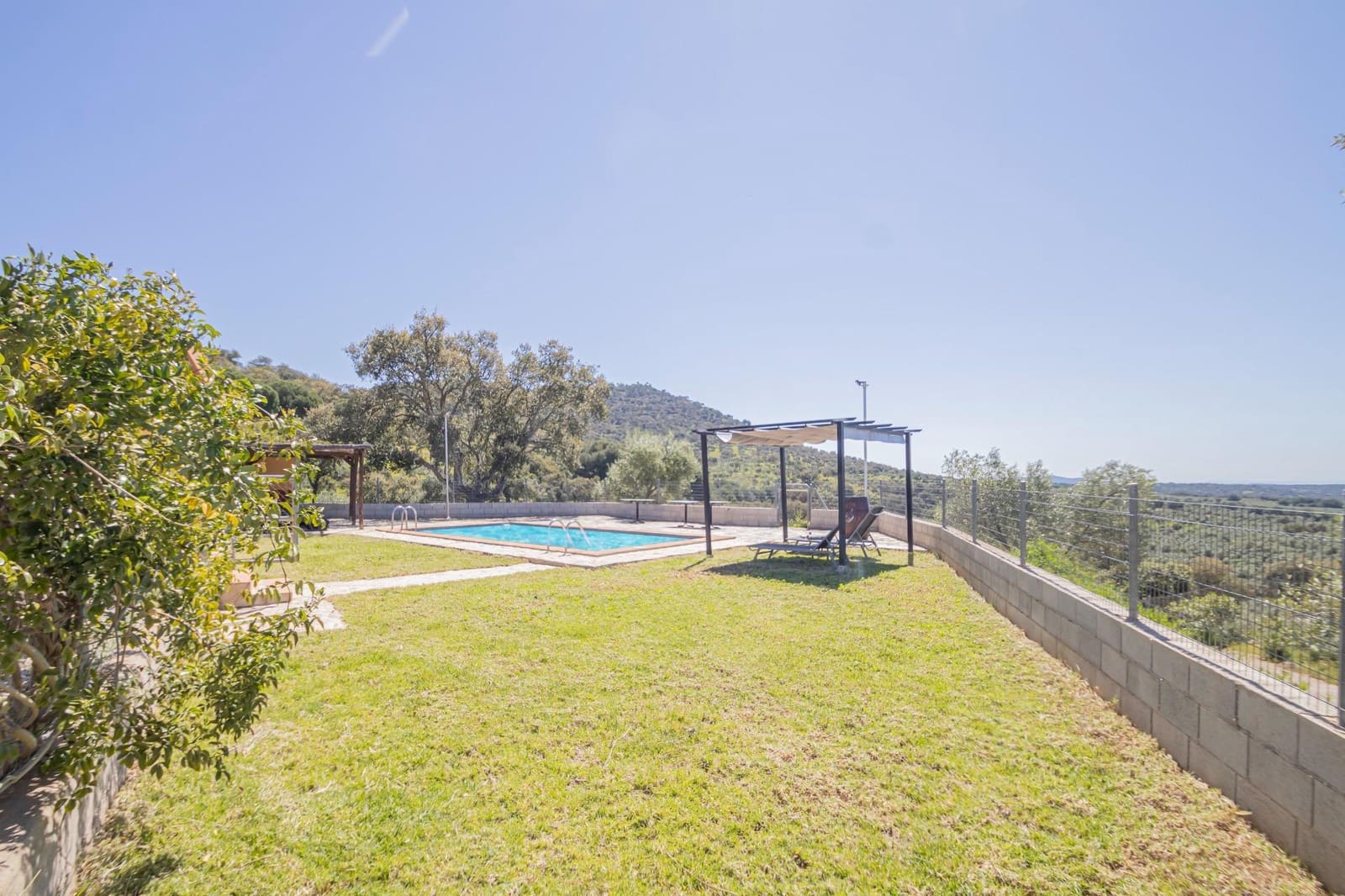 Undeveloped Land for sale in El Pedroso - € 300,000 (Ref: 8986111)