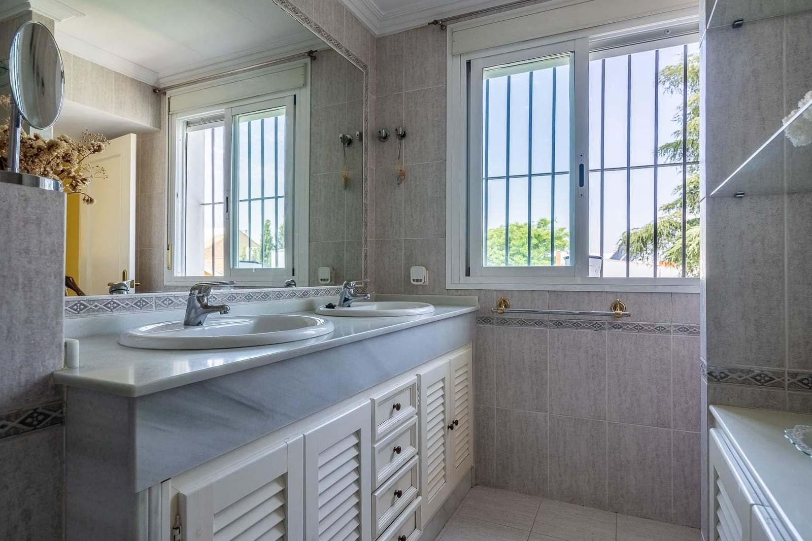 Chalet de 7 habitaciones en Bormujos en venta con piscina - 932.000 € (Ref: 9129844)