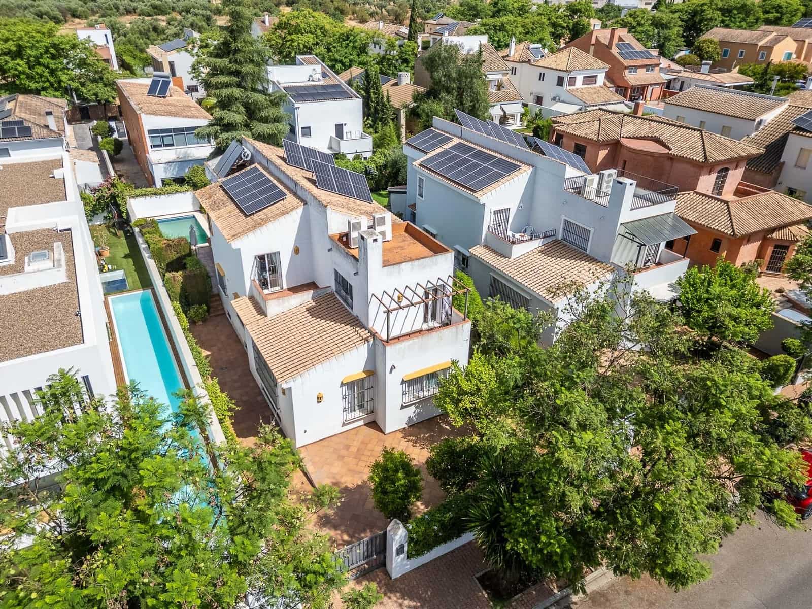 Chalet de 7 habitaciones en Bormujos en venta con piscina - 932.000 € (Ref: 9129844)