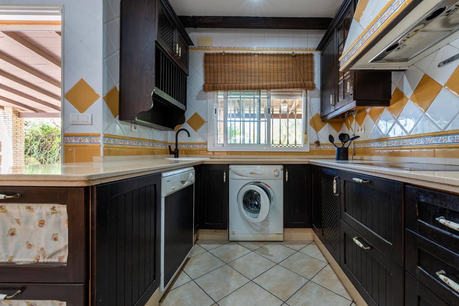 3 bedroom Villa for sale in Palomares del Rio with pool garage - € 399,999 (Ref: 9147294)