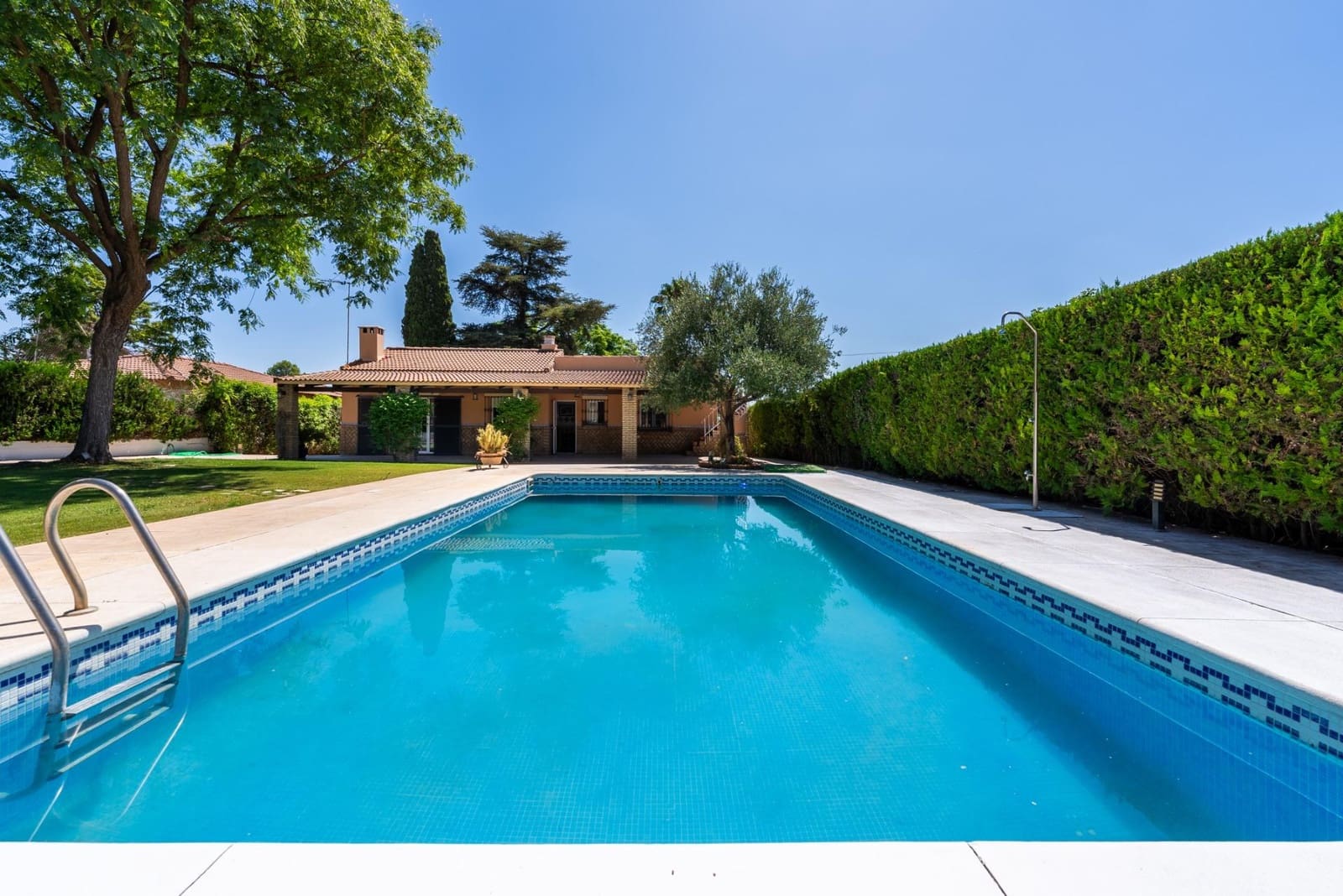 3 bedroom Villa for sale in Palomares del Rio with pool garage - € 399,999 (Ref: 9147294)