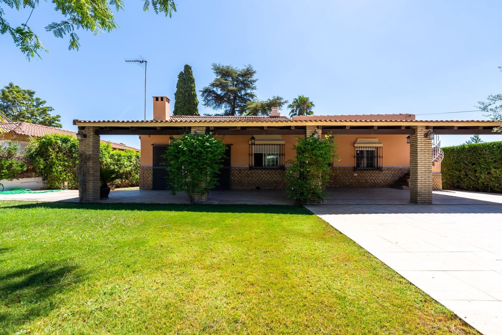 3 bedroom Villa for sale in Palomares del Rio with pool garage - € 399,999 (Ref: 9147294)