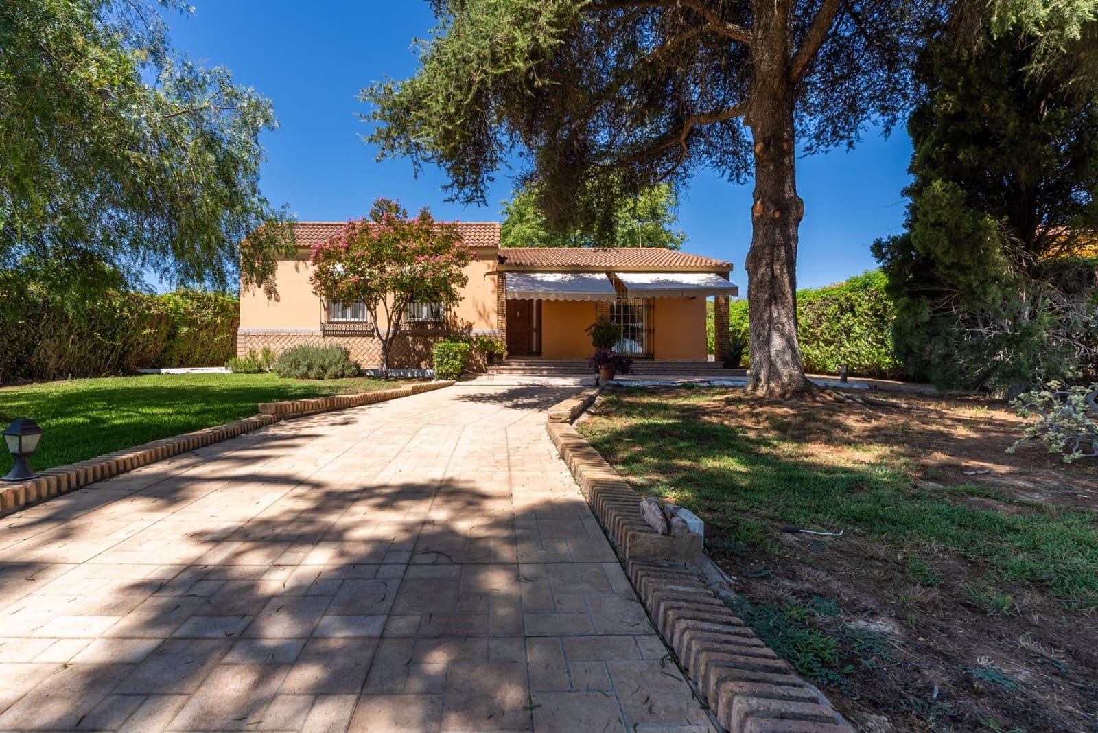 3 bedroom Villa for sale in Palomares del Rio with pool garage - € 399,999 (Ref: 9147294)