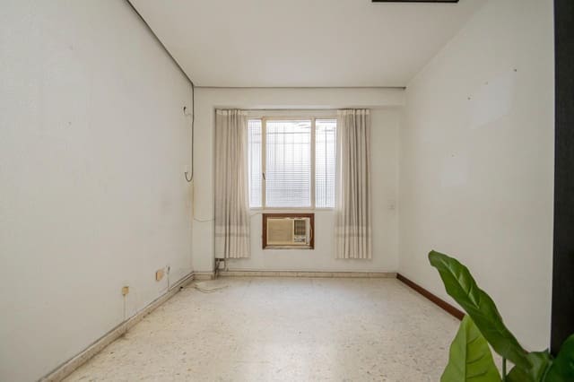 7 sovrum Lägenhet till salu i Sevilla stad - 310 000 € (Ref: 9162371)