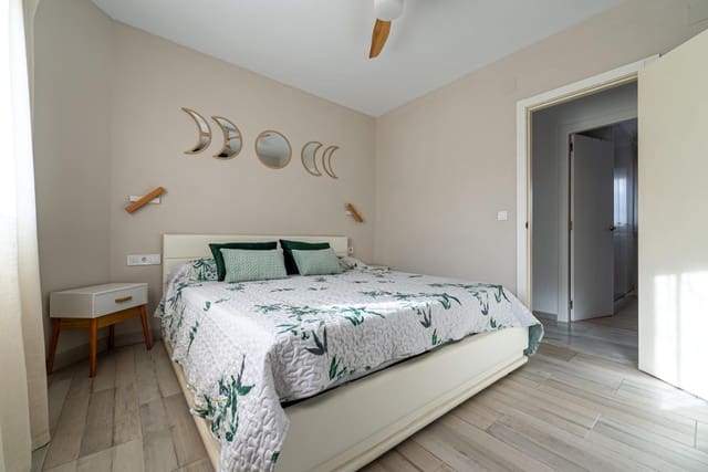 4 slaapkamer Rijtjeshuis te koop in Dos Hermanas met zwembad - € 315.000 (Ref: 9255384)