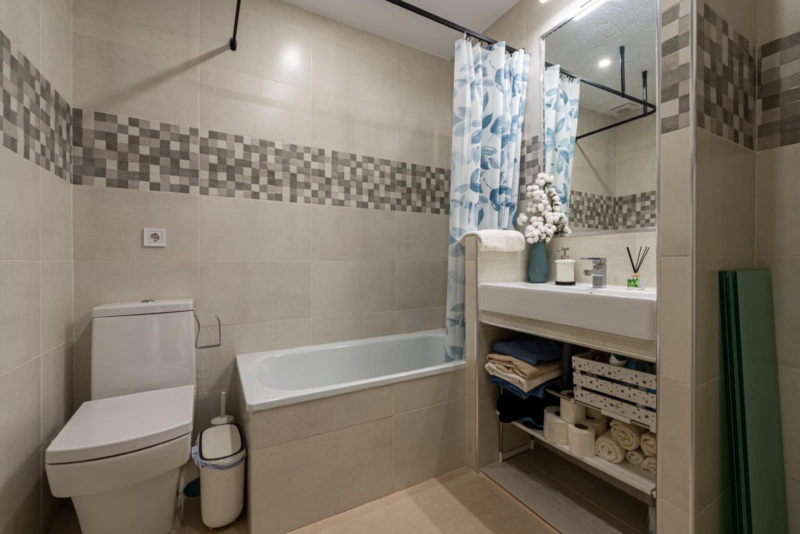 4 chambre Villa/Maison Mitoyenne à vendre à Dos Hermanas avec piscine - 315 000 € (Ref: 9255384)