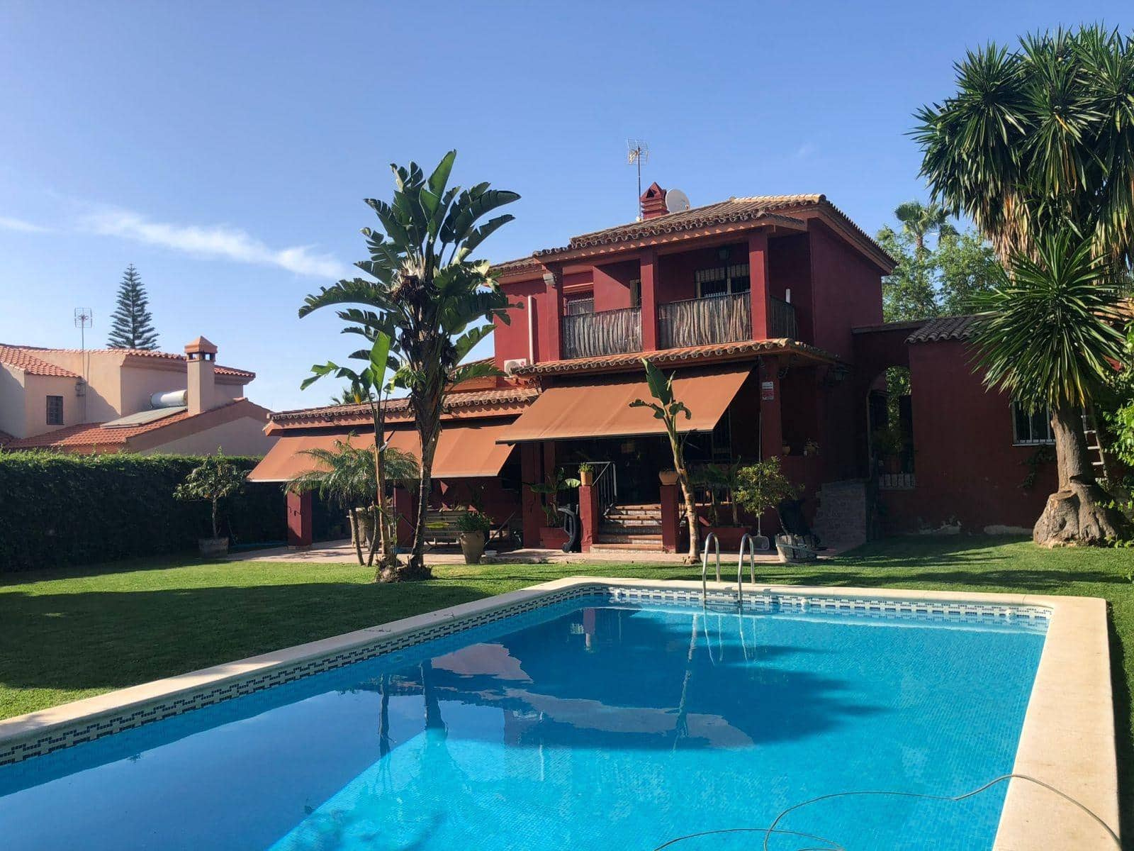 6 bedroom Villa for sale in Mairena del Aljarafe with pool - € 495,000 (Ref: 9262713)