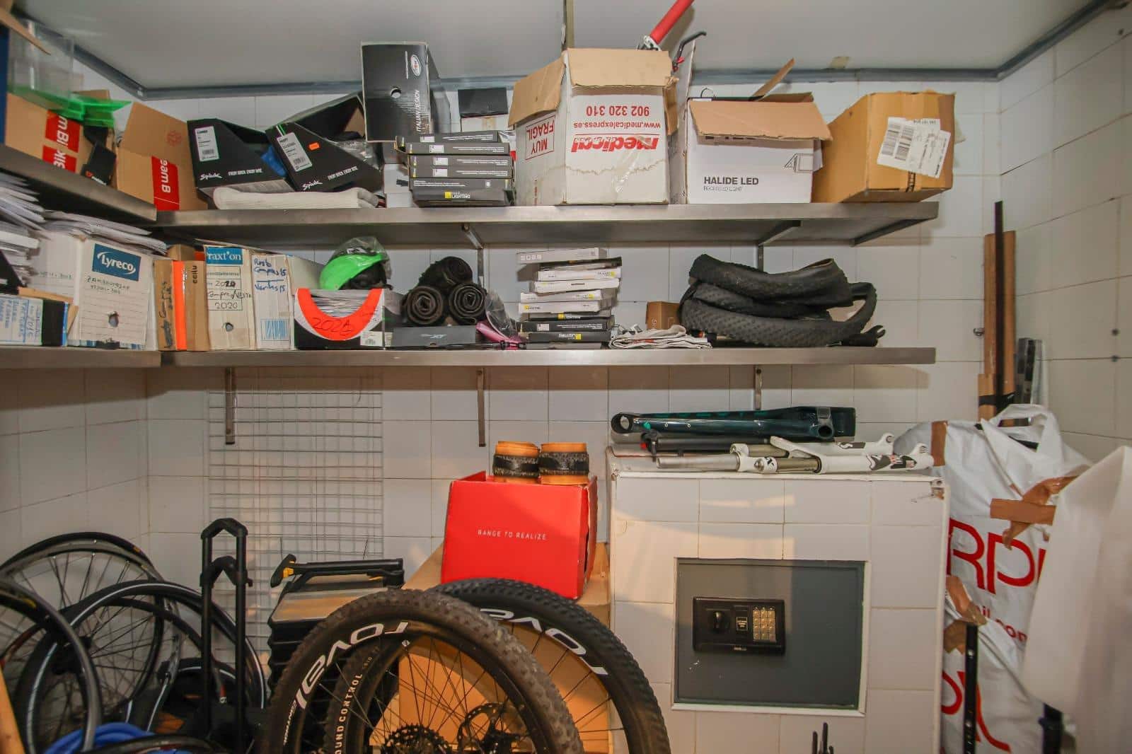 Erhverv til salg i Bormujos - € 152.000 (Ref: 9269854)