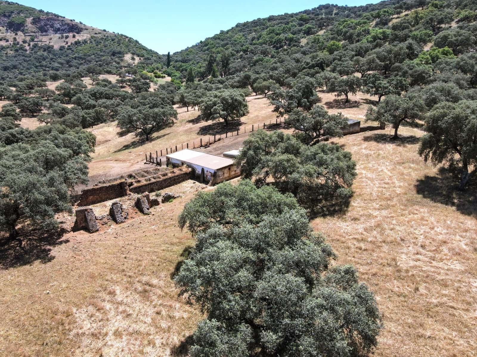 Grunde uden byggetilladelser til salg i Cazalla de la Sierra - € 750.000 (Ref: 9282301)