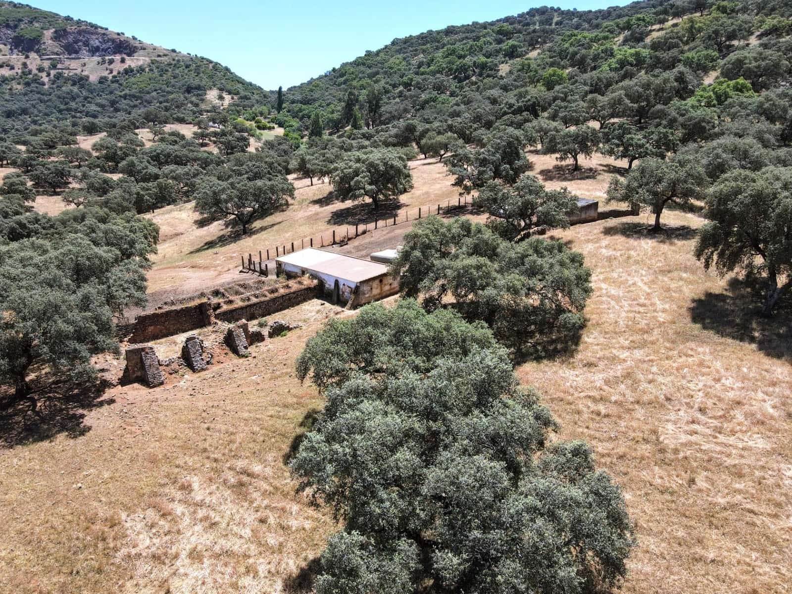 Grunde uden byggetilladelser til salg i Cazalla de la Sierra - € 750.000 (Ref: 9282301)