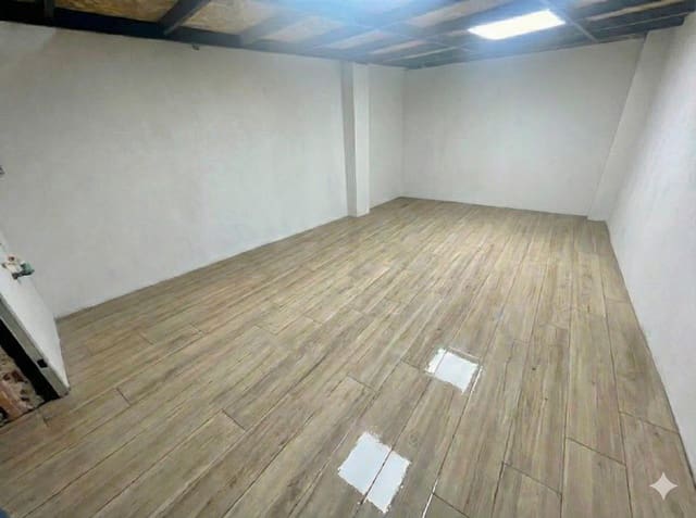 Commercial for sale in Dos Hermanas with garage - € 96,000 (Ref: 9303668)