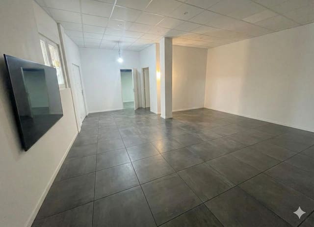 3 bedroom Commercial for sale in Dos Hermanas with garage - € 120,000 (Ref: 9303668)