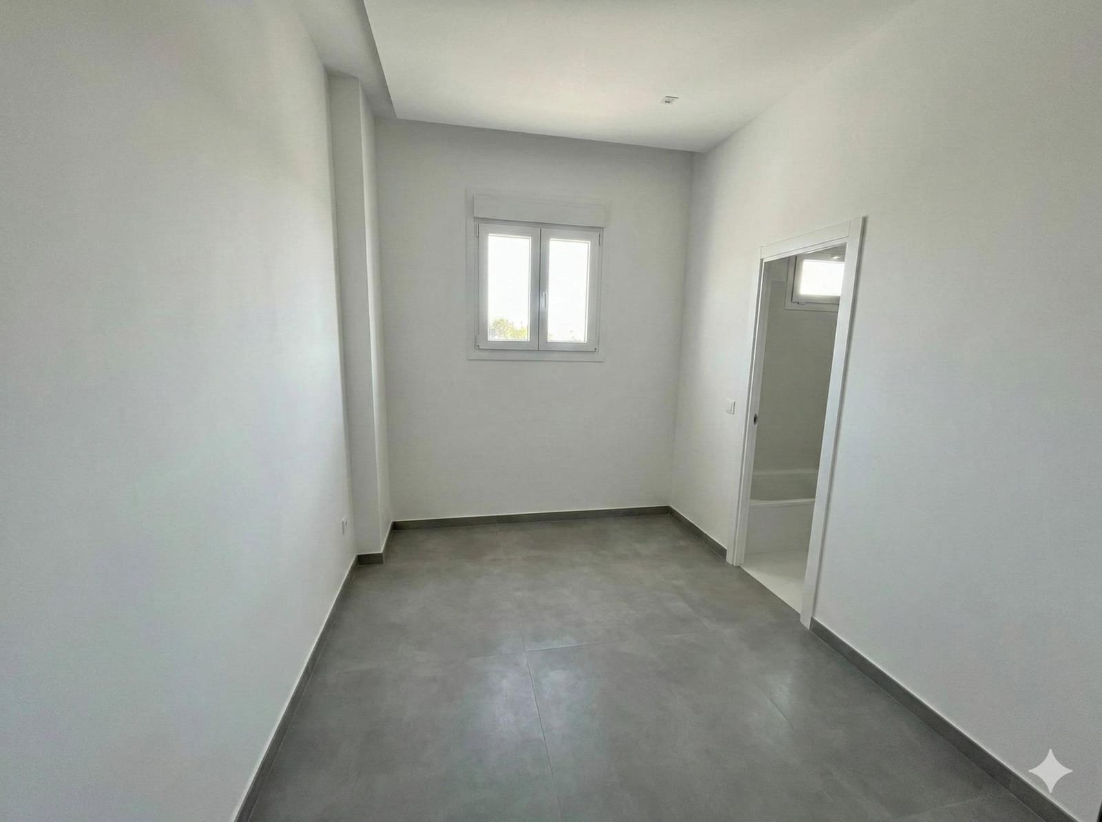 3 bedroom Commercial for sale in Dos Hermanas with garage - € 120,000 (Ref: 9303668)