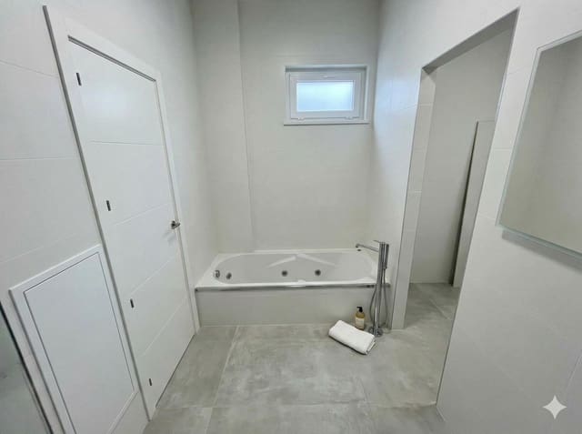 3 bedroom Commercial for sale in Dos Hermanas with garage - € 120,000 (Ref: 9303668)