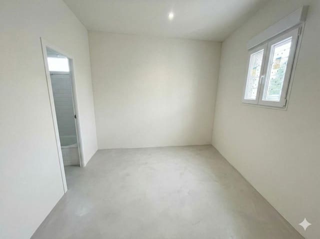 3 bedroom Commercial for sale in Dos Hermanas with garage - € 120,000 (Ref: 9303668)