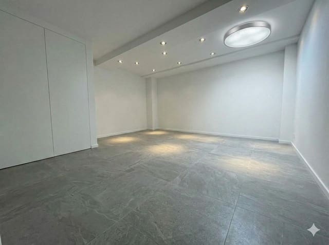 3 bedroom Commercial for sale in Dos Hermanas with garage - € 120,000 (Ref: 9303668)