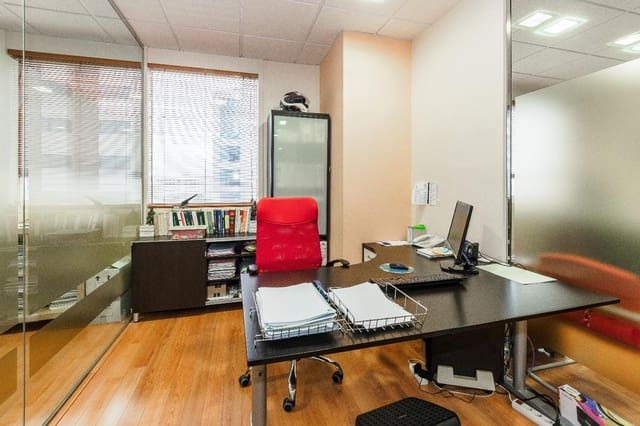 Office for rent in San Jerónimo, Seville city with garage - € 1,300 (Ref: 9367677)