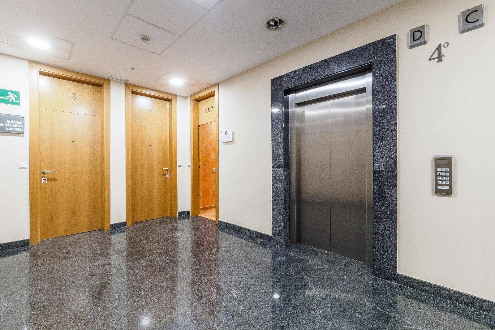 Kontor til leje i Sevilla by med garage - € 1.300 (Ref: 9367677)