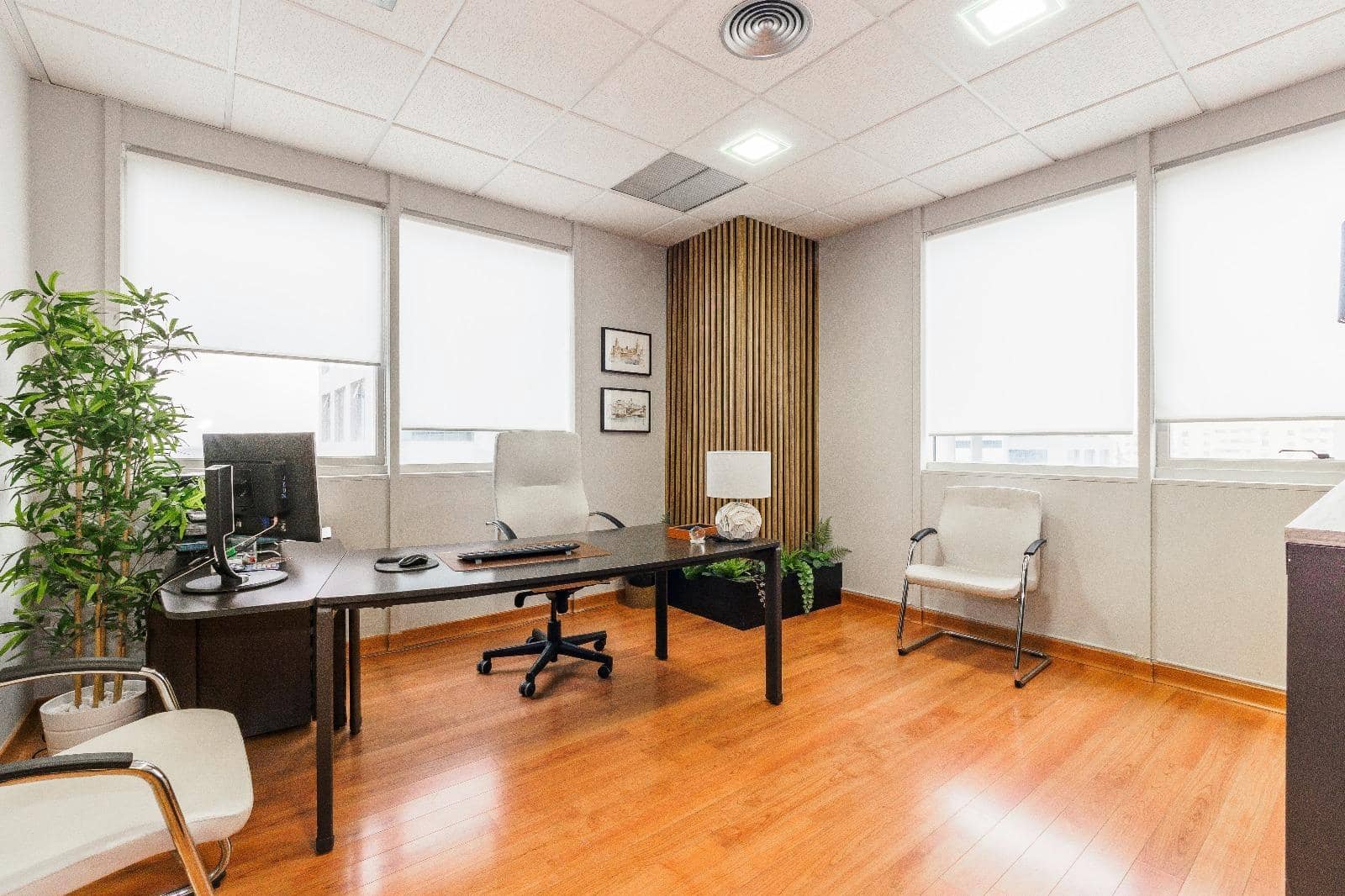 Office for rent in Seville city with garage - € 1,300 (Ref: 9367677)