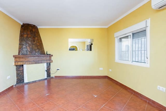 3 bedroom Villa for sale in Carmona with pool - € 150,000 (Ref: 9367679)