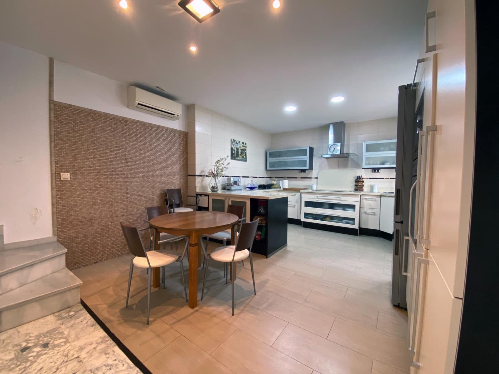 5 bedroom Townhouse for sale in Camas - € 295,000 (Ref: 9374386)