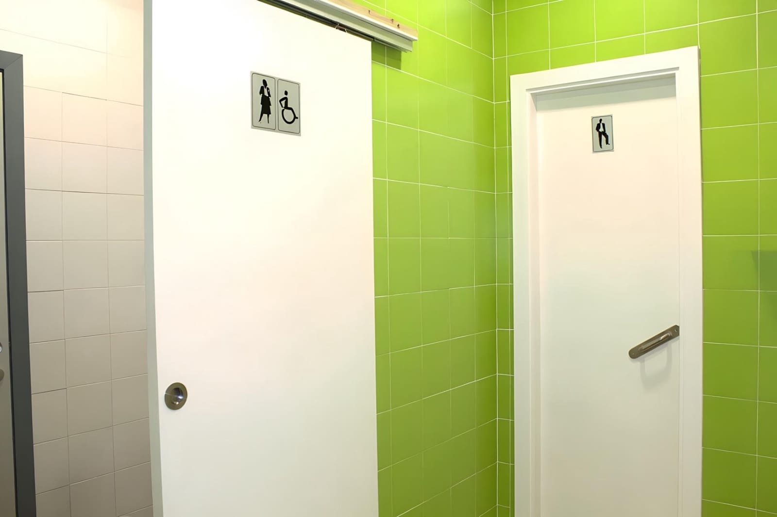 Commercial for sale in Seville city with garage - € 442,000 (Ref: 9385730)