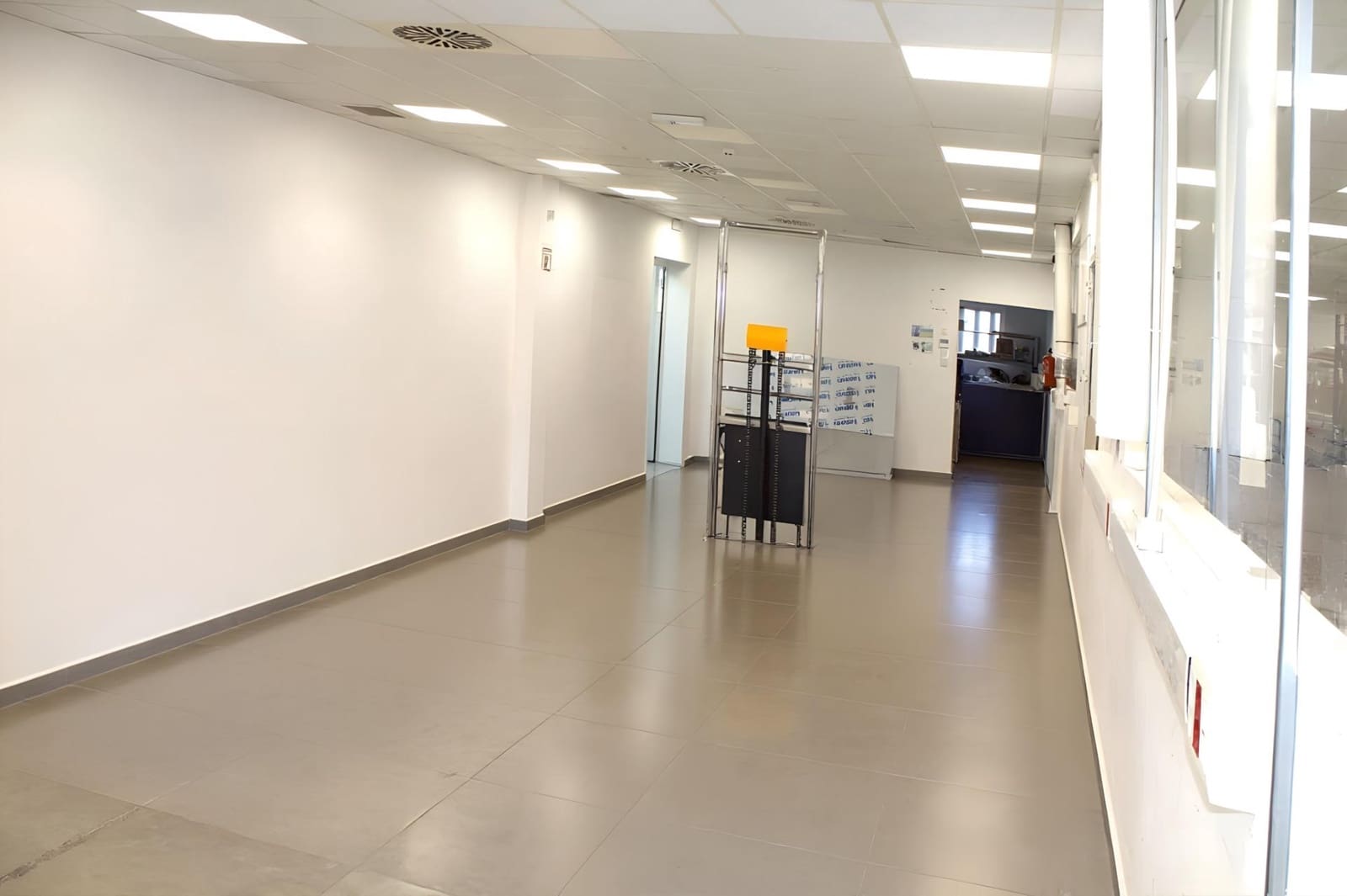 Business for sale in Alcala de Guadaira - € 282,000 (Ref: 9391005)