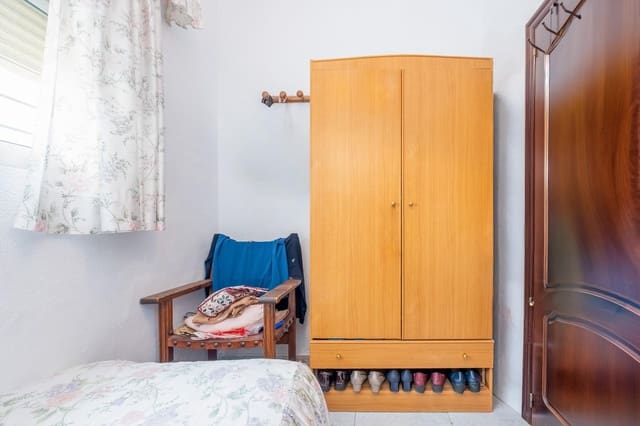 Adosado de 5 habitaciones en Brenes en venta - 300.000 € (Ref: 9396111)