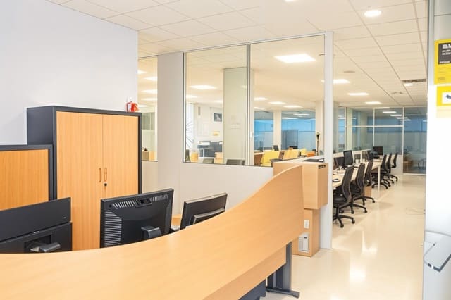 Kontor til salg i Palacio Congresos, Urbadiez, Entrepuentes, Jardines del Eden, Sevilla by med garage - € 442.000 (Ref: 9401273)
