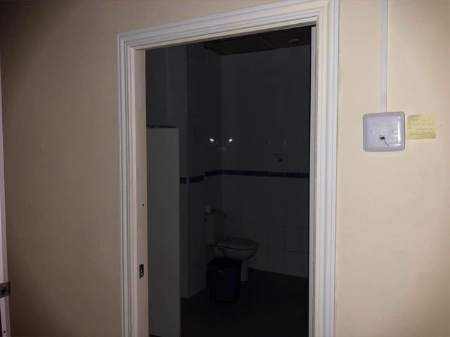 Local Comercial de 5 habitaciones en Sevilla ciudad en alquiler - 1.000 € (Ref: 9403501)