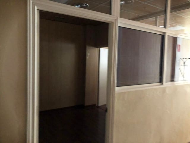 Local Commercial de 5 chambres à louer à Séville ville - 1 000 € (Ref: 9403501)