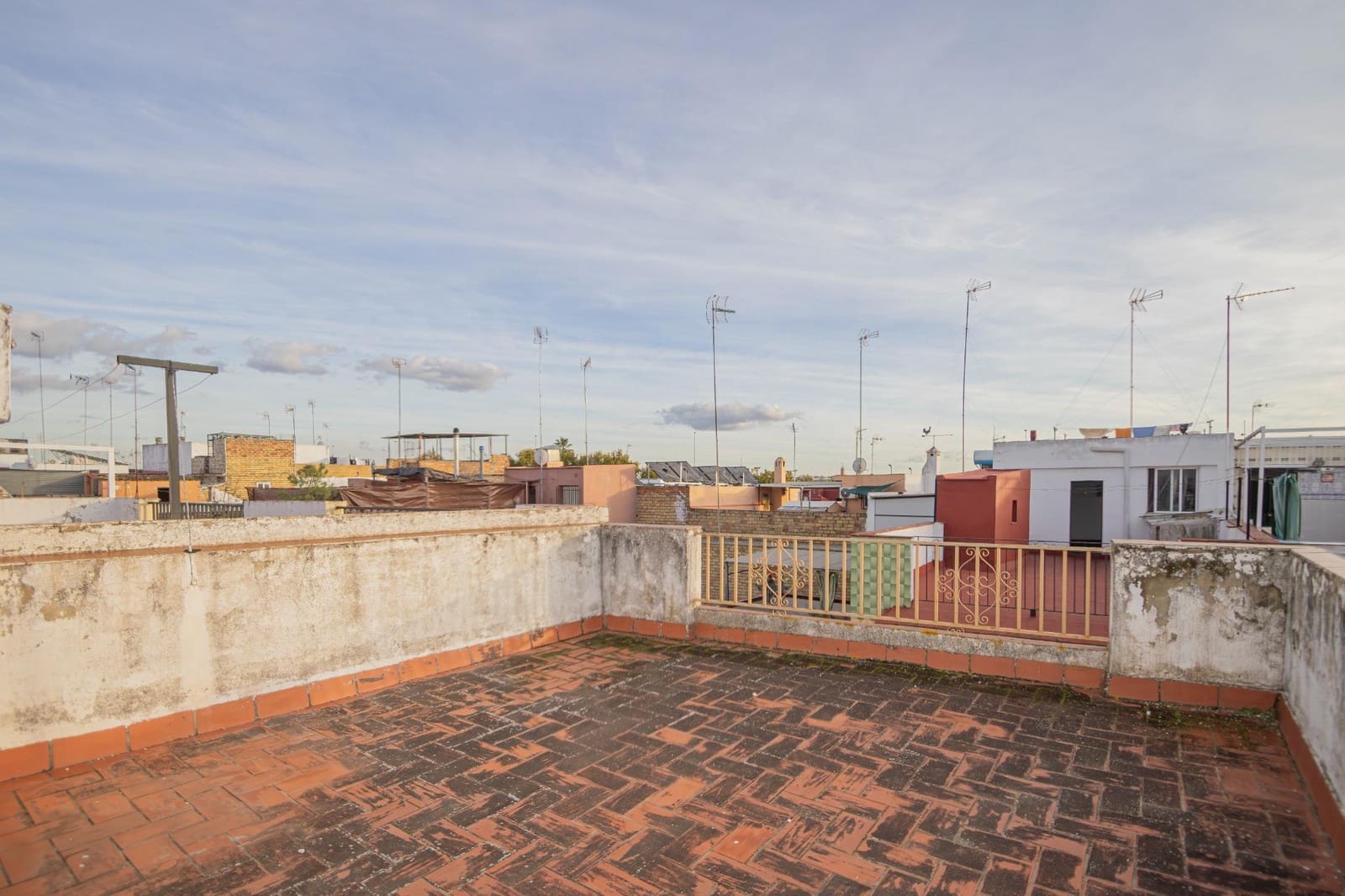 3 soverom Rekkehus til salgs i Sevilla by med garasje - € 125 000 (Ref: 9406731)