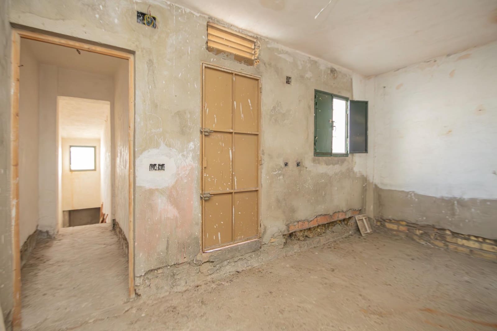 3 bedroom Terraced Villa for sale in Seville city with garage - € 125,000 (Ref: 9406731)