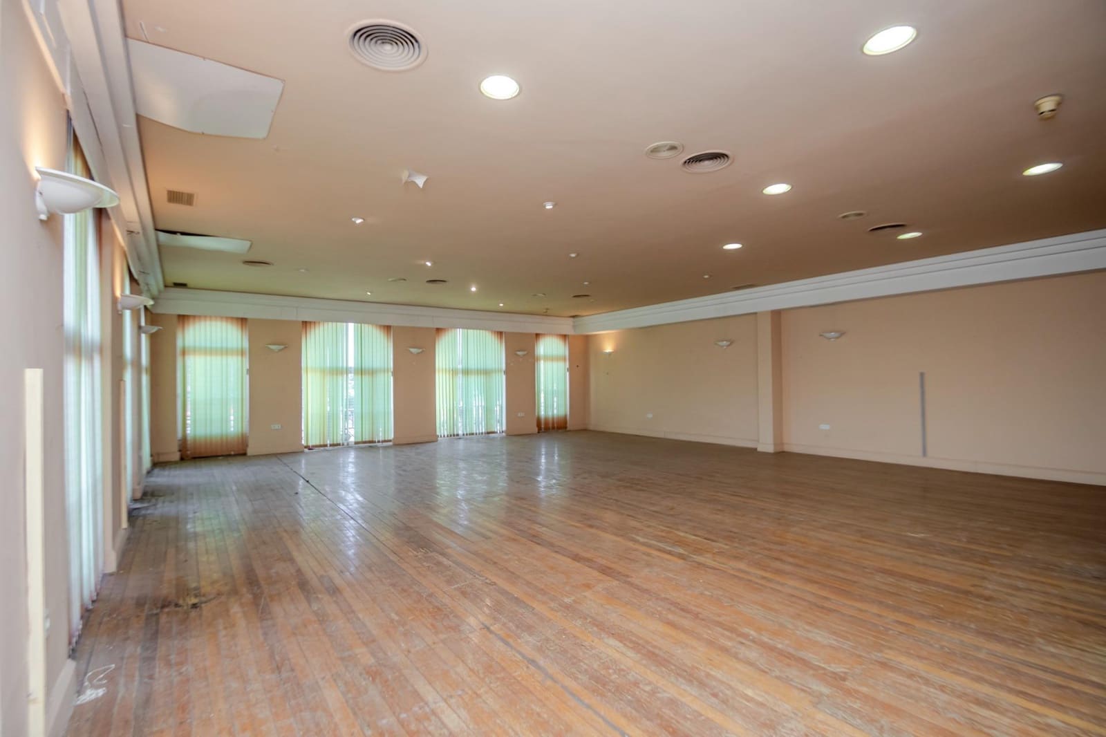 3 bedroom Commercial for sale in Mairena del Aljarafe - € 600,000 (Ref: 9431148)