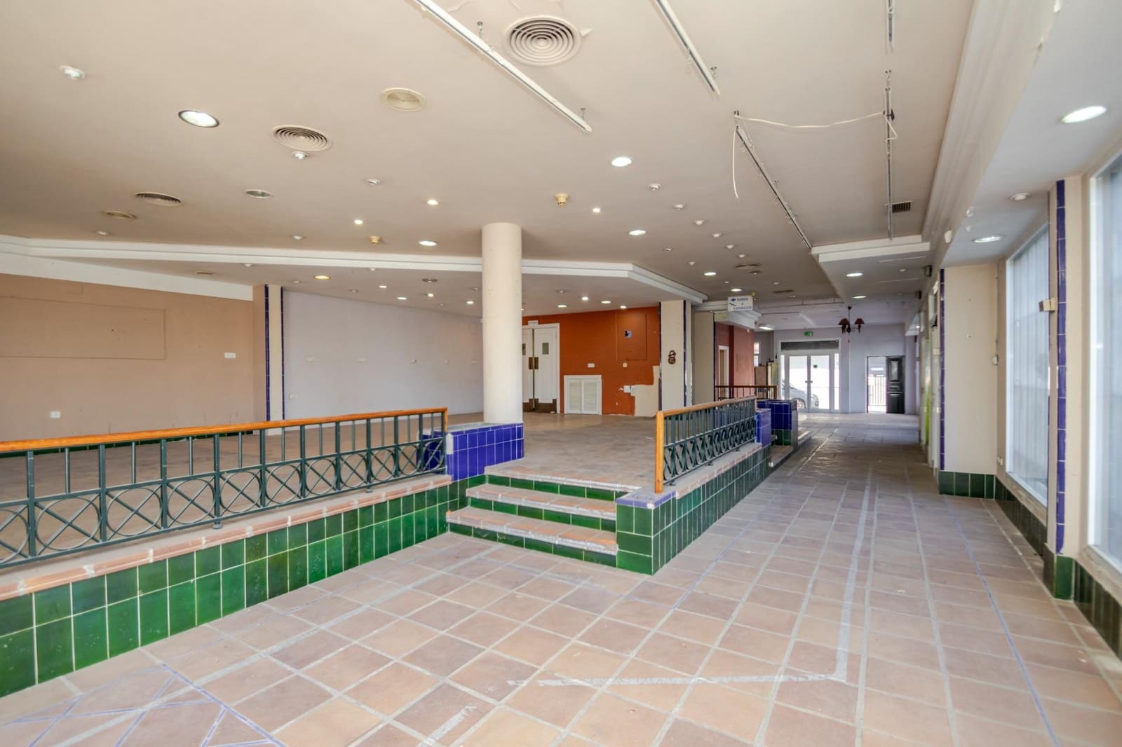 3 makuuhuone Kaupallinen myytävänä paikassa Mairena del Aljarafe - 500 000 € (Ref: 9431148)