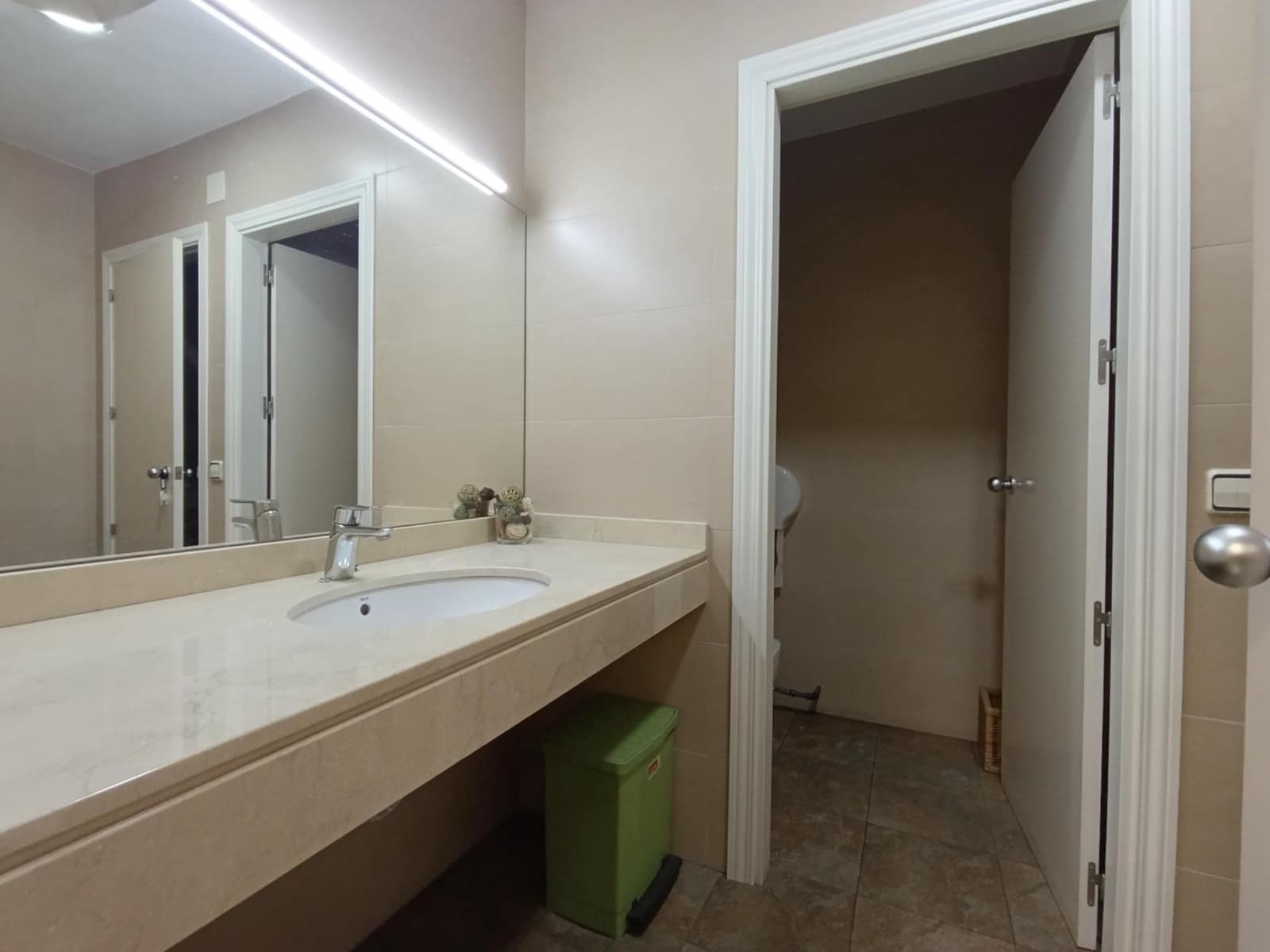 Business for sale in Madrid city - € 385,000 (Ref: 9435077)