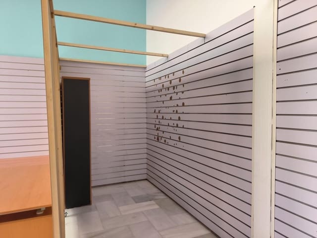 Commercial for rent in Los Remedios, Seville city - € 550 (Ref: 9446461)