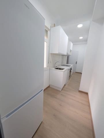 4 bedroom Flat for rent in Los Remedios, Seville city - € 1,350 (Ref: 9470961)