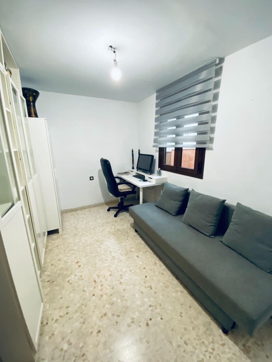 4 bedroom Terraced Villa for rent in Mairena del Aljarafe with garage - € 1,175 (Ref: 9596296)