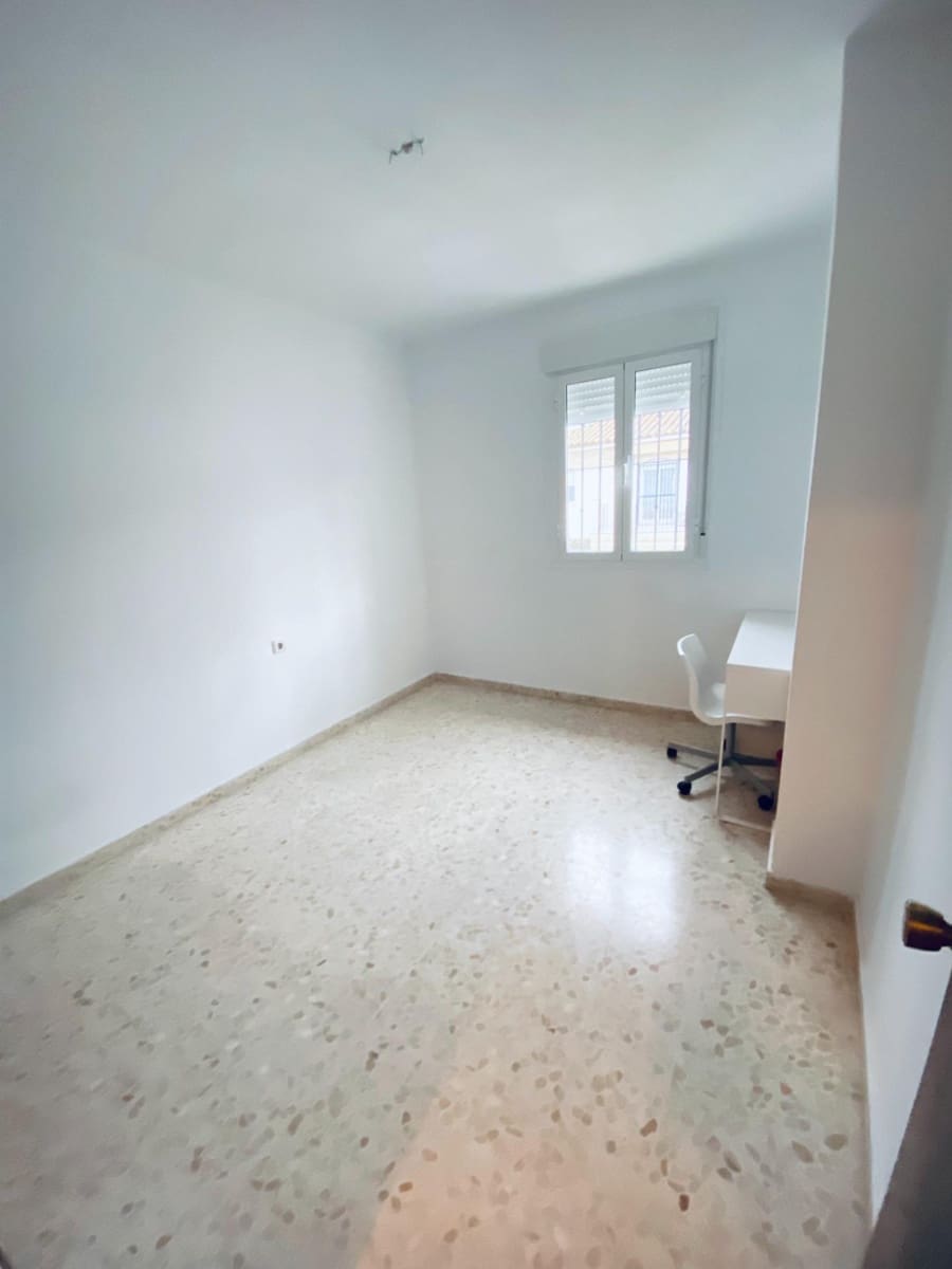 4 bedroom Terraced Villa for rent in Mairena del Aljarafe with garage - € 1,175 (Ref: 9596296)