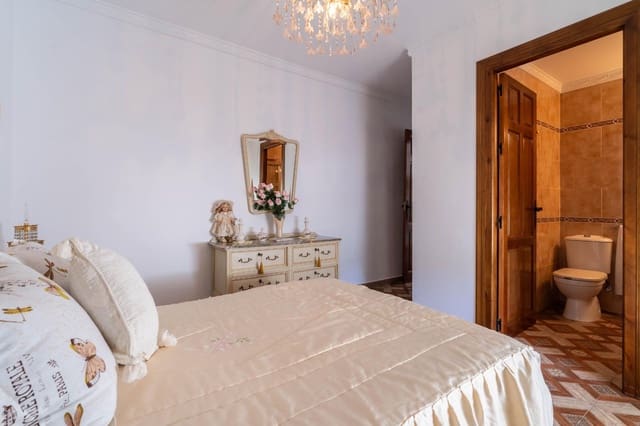 4 bedroom Villa for sale in El Garrobo with garage - € 325,000 (Ref: 9634413)