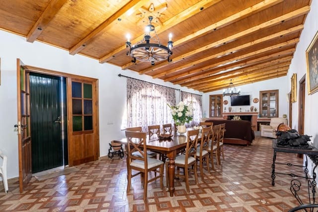 4 bedroom Villa for sale in El Garrobo with garage - € 325,000 (Ref: 9634413)