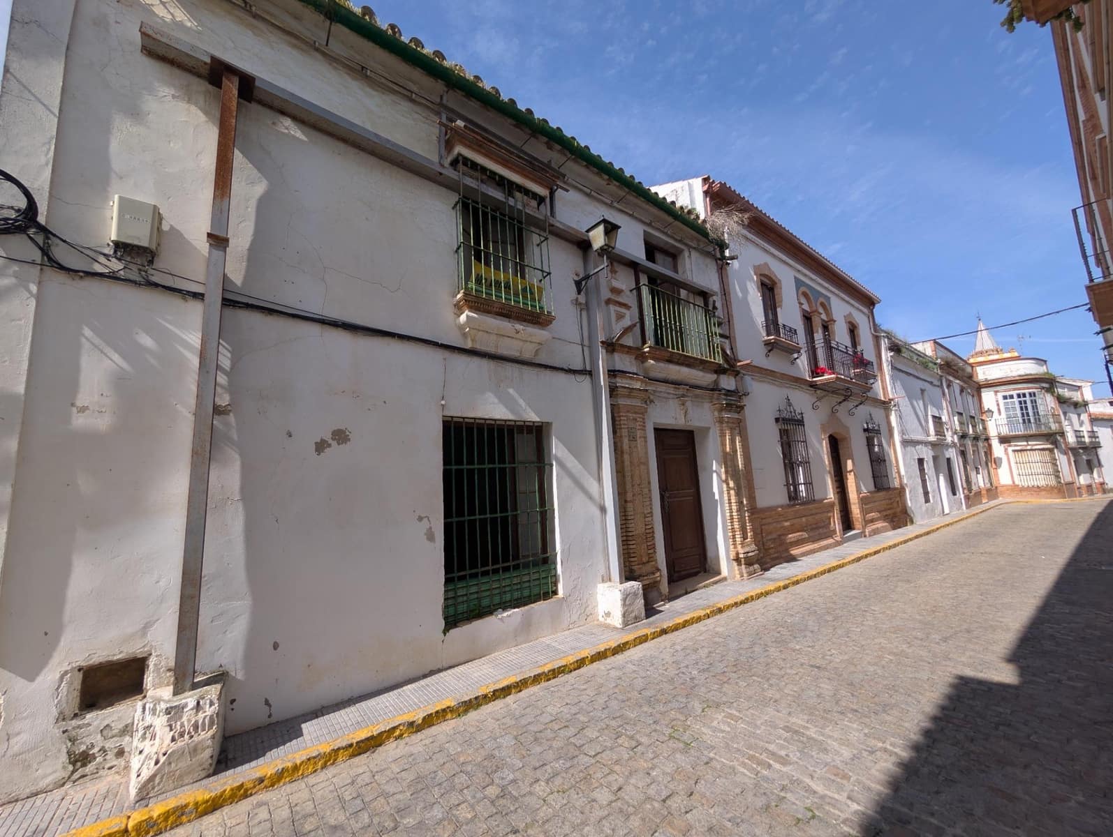 Townhouse for sale in Sanlucar la Mayor - € 150,000 (Ref: 9648282)