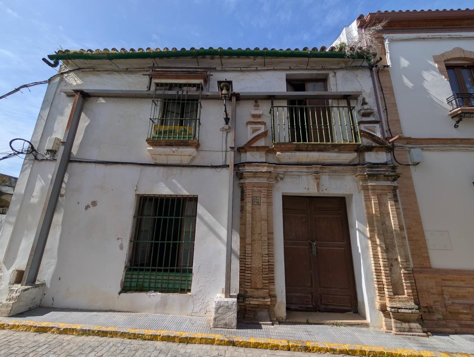 Townhouse for sale in Sanlucar la Mayor - € 150,000 (Ref: 9648282)