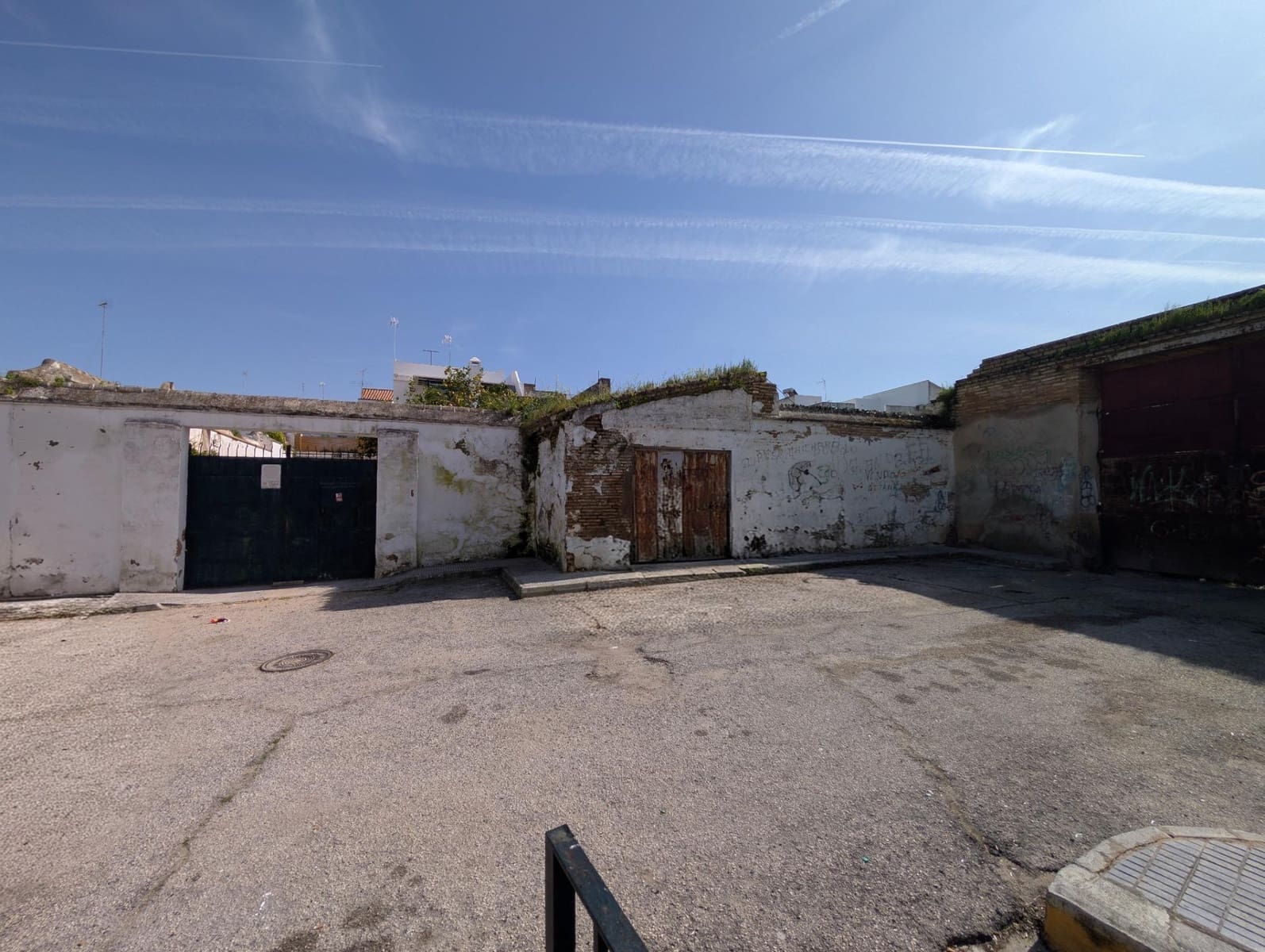 Townhouse for sale in Sanlucar la Mayor - € 150,000 (Ref: 9648282)