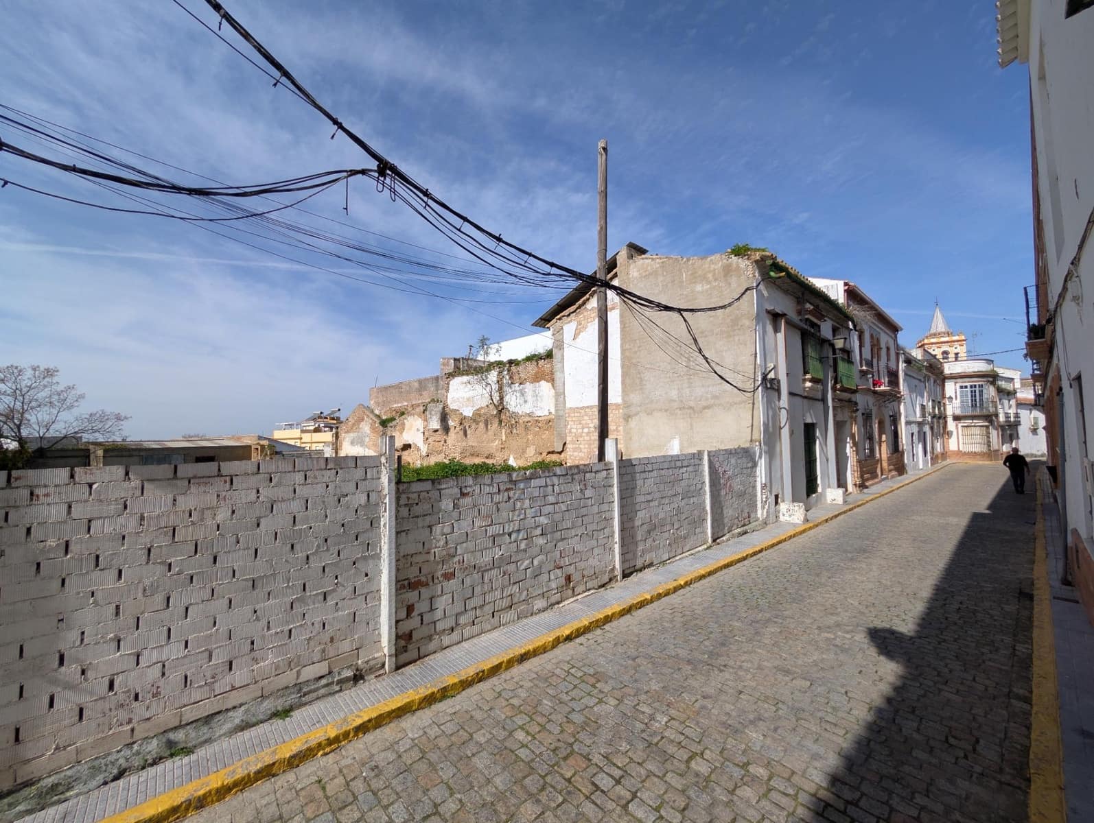 Townhouse for sale in Sanlucar la Mayor - € 150,000 (Ref: 9648282)