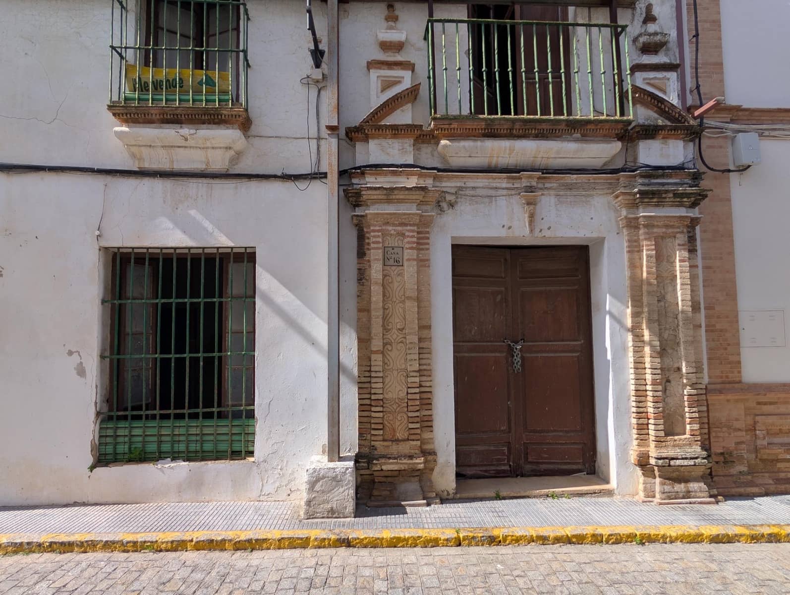 Townhouse for sale in Sanlucar la Mayor - € 150,000 (Ref: 9648282)